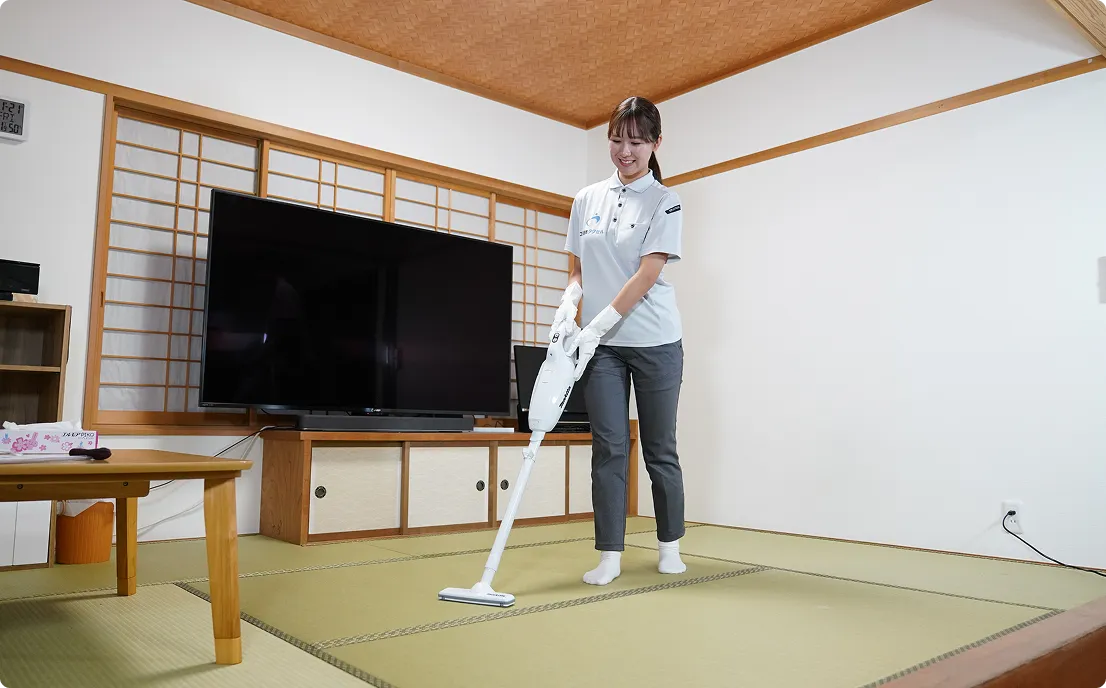 ゴミ屋敷タクセル東京の女性スタッフがハウスクリーニングをしている画像